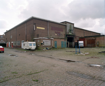 843438 Gezicht op een leegstaand pand op het veilingterrein aan de Heycopstraat te Utrecht, dat gesloopt gaat worden.